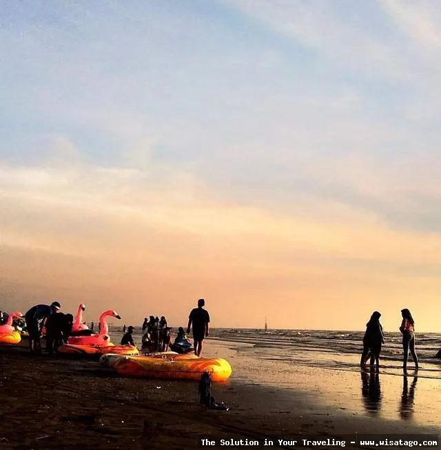 Pantai Samudera Baru dengan pasir luas