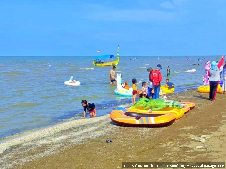 Pantai Samudera Baru dengan pasir vulkanik