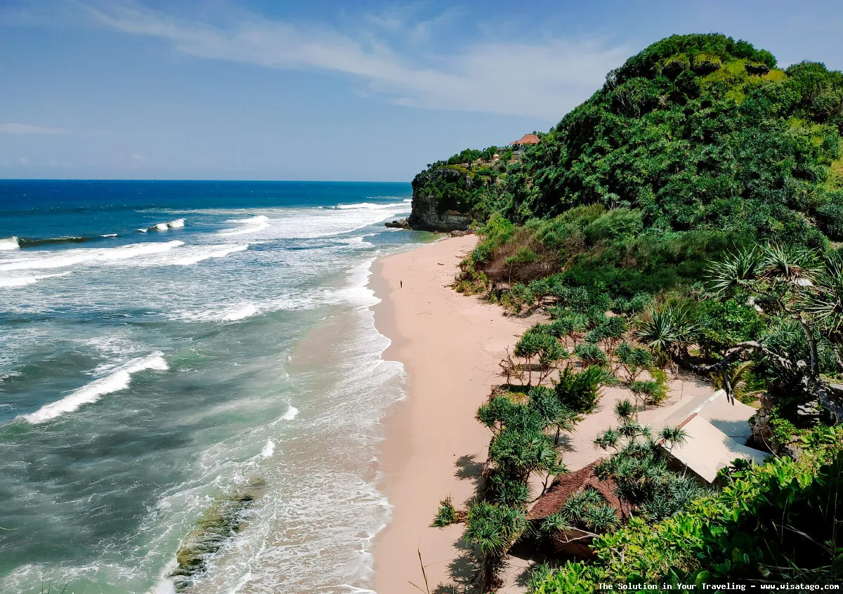 Pantai Sanglen, pasir putih menawan.