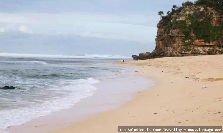 Pantai Sanglen, pasir putih mempesona.
