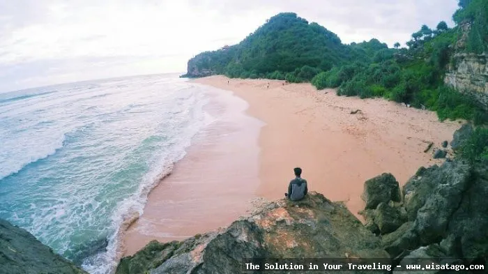 Pantai Sanglen: keindahan pasir putih.