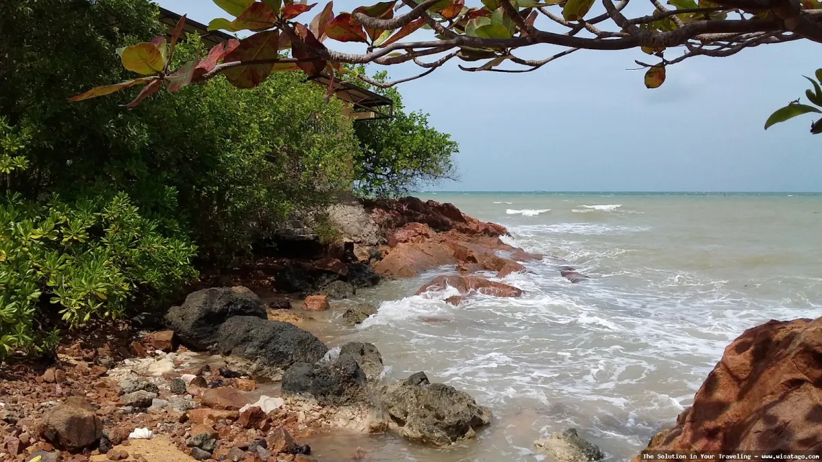 Pantai Sekilak dengan pasir putih