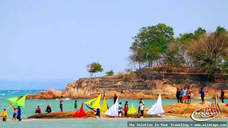 Pantai Sekilak: keindahan pantai tersembunyi