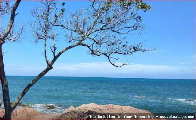 Pantai Sekilak dengan ombak tenang