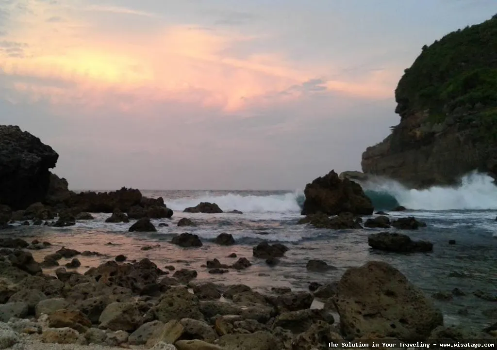 Pantai Sembukan, keindahan pantai selatan