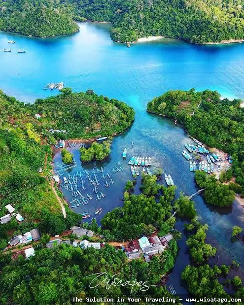 Pantai Sendang Biru, laut biru menawan