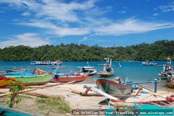 Pantai Sendang Biru, pemandangan laut indah.