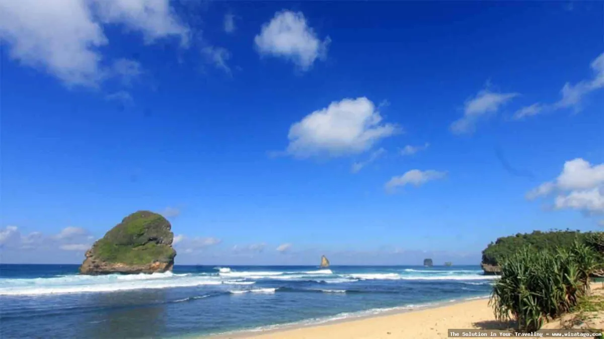 Pantai Sendang Biru, pemandangan laut indah.