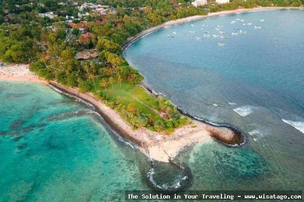 Pantai Senggigi: pesona pasir keemasan.