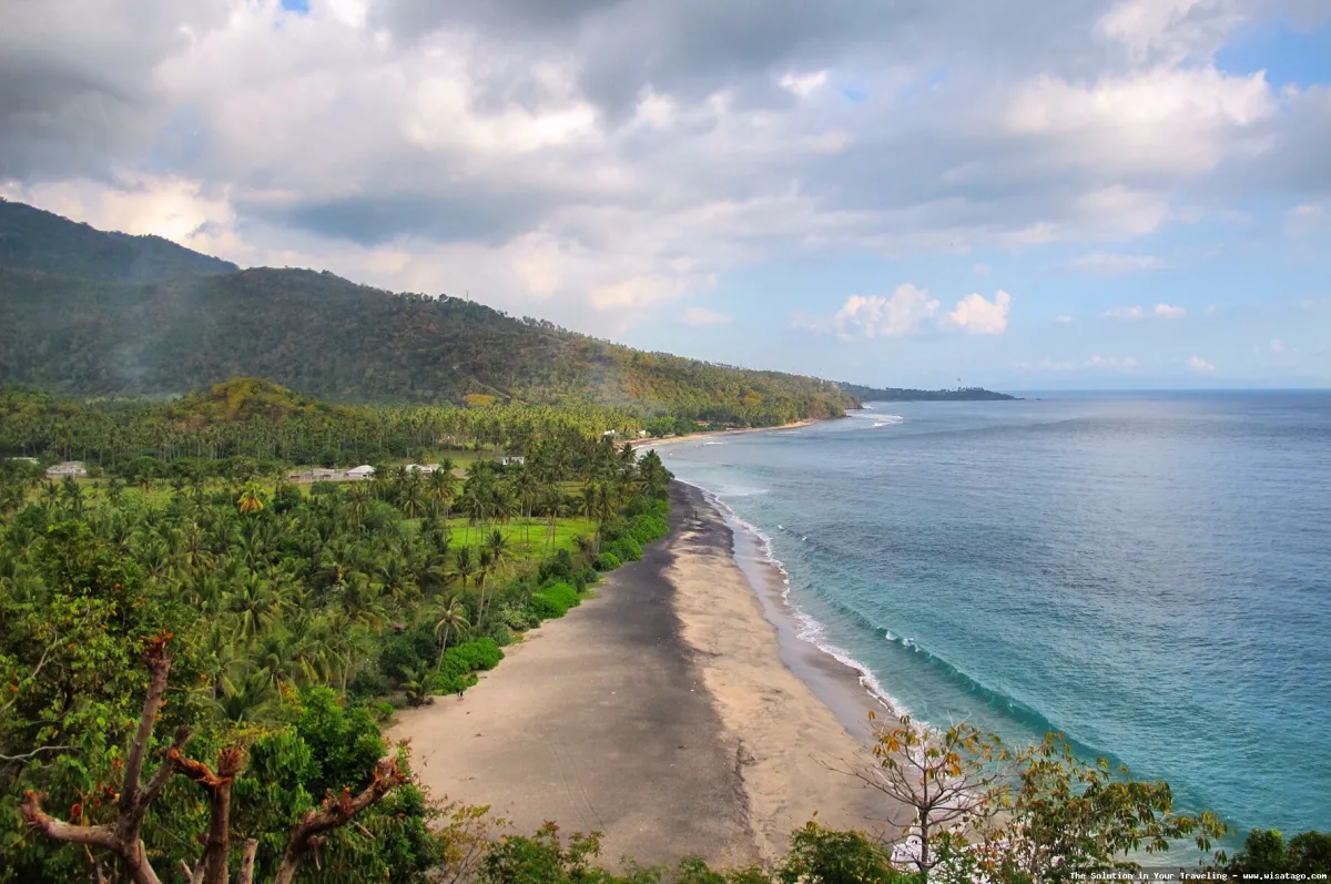 Pantai Senggigi dengan pasir keemasan.