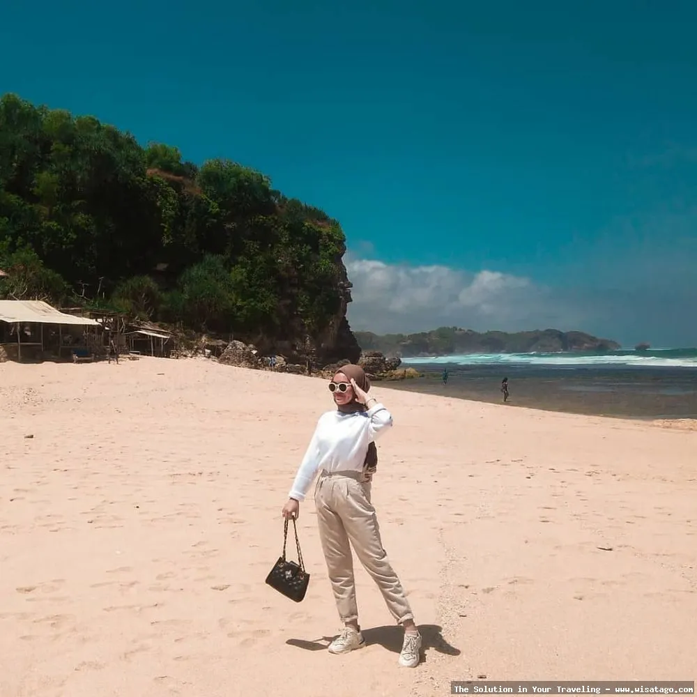 Pantai Sepanjang, pasir putih memukau