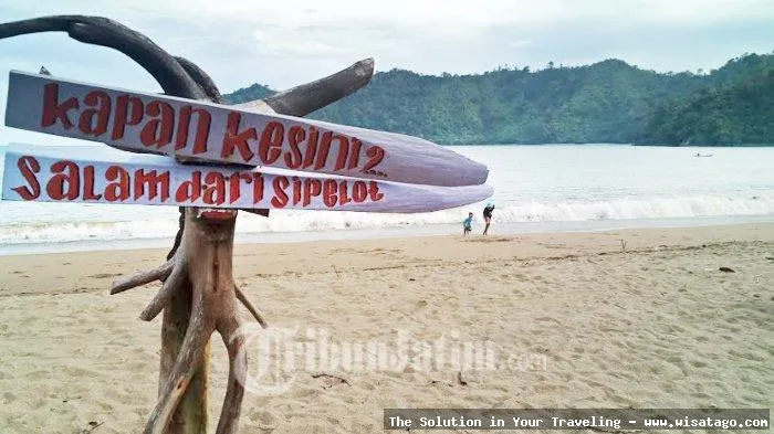 Pantai Sipelot dengan pasir cokelat eksotis