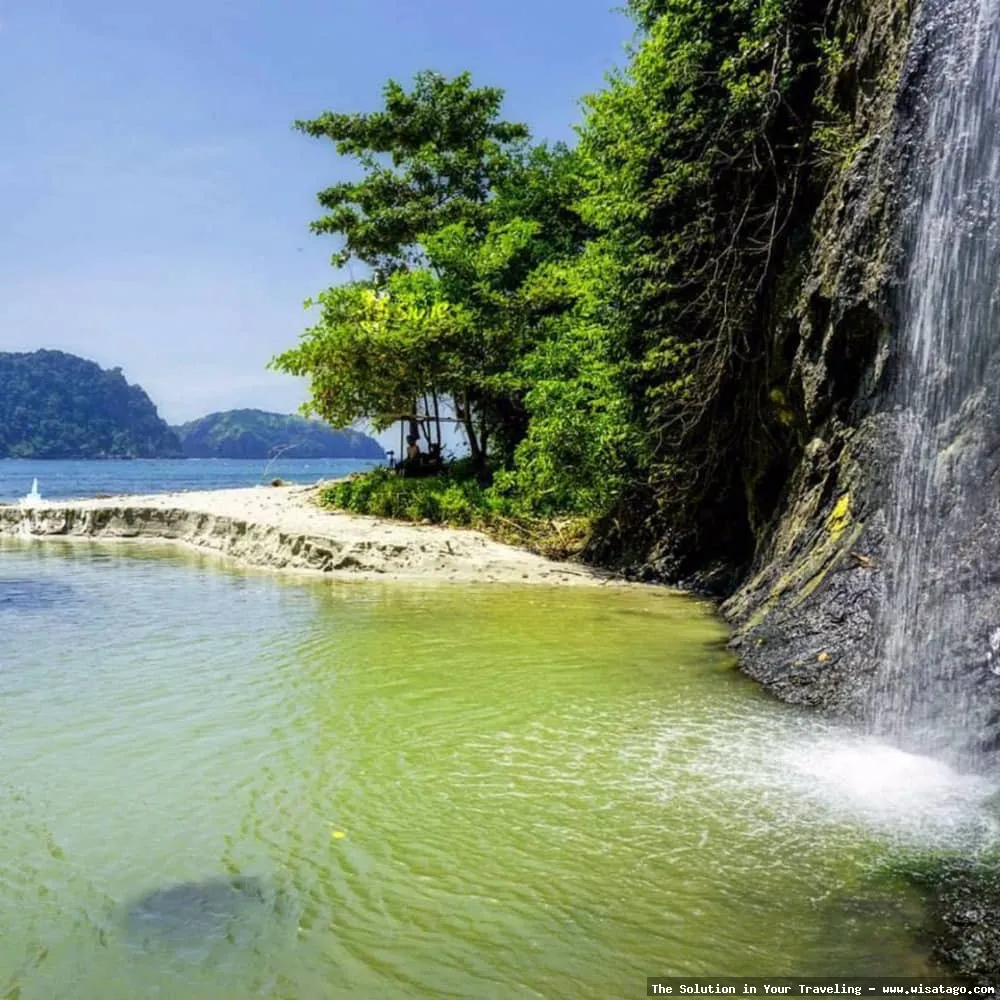 Pantai Sipelot dengan pemandangan indah