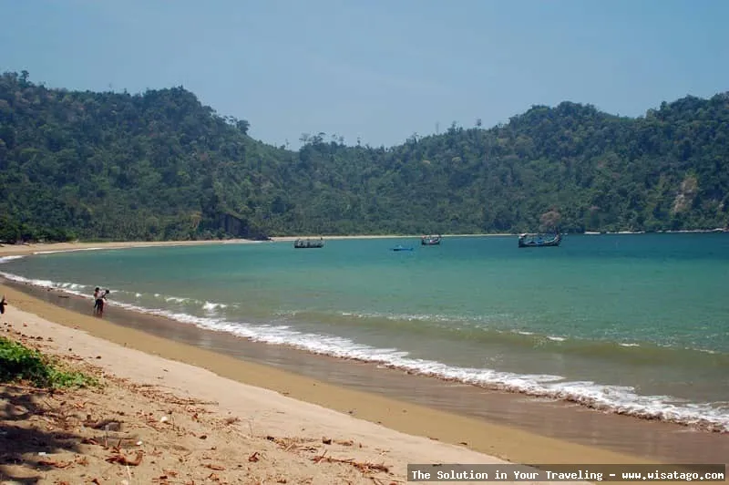 Pantai Sipelot dengan pemandangan indah