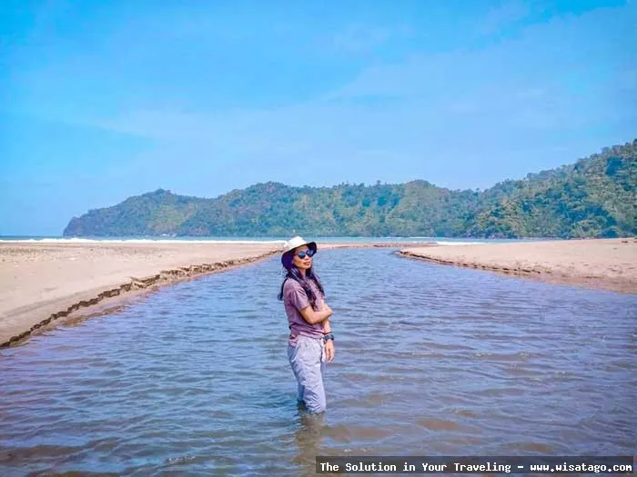 Pantai Sipelot Malang, pesona alam.