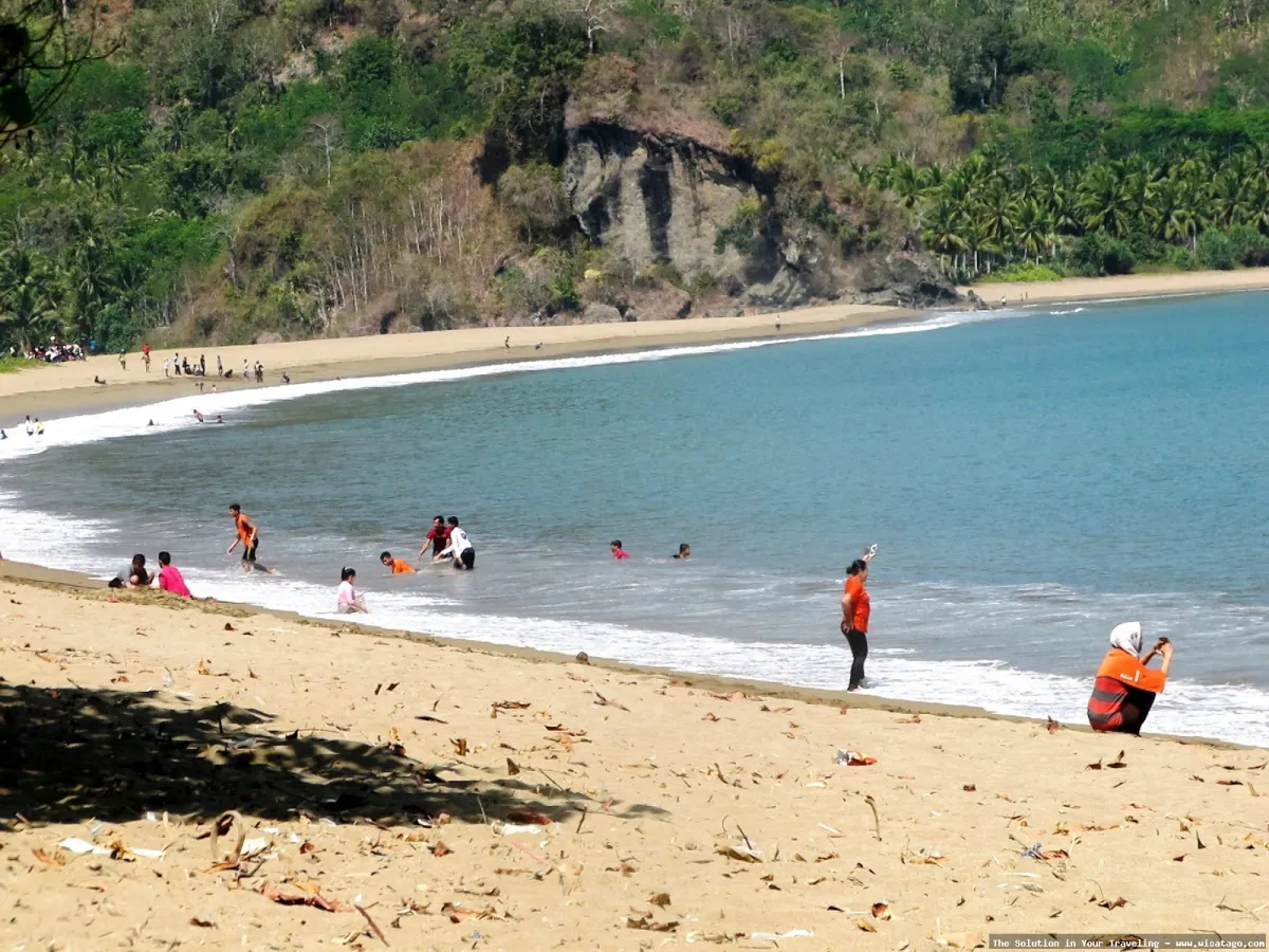 Pantai Sipelot Malang, pesona alam.