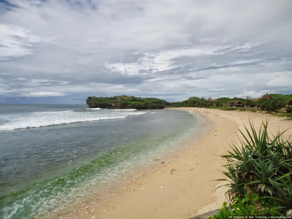 Pantai Slili, pasir putih yang menawan