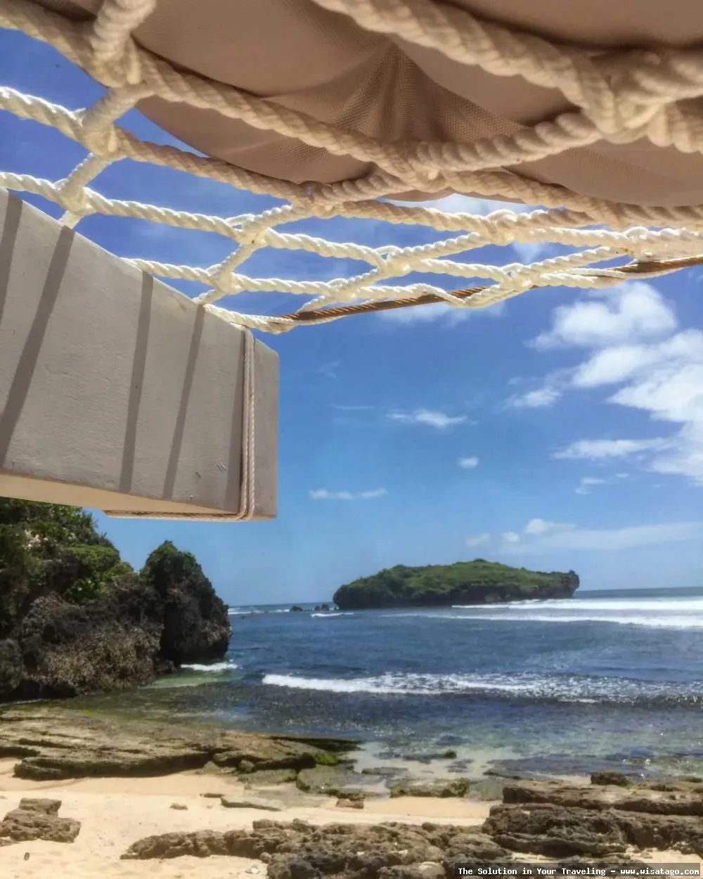 Pantai Slili, pasir putih yang menawan