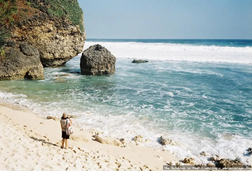 Pantai Slili, pasir putih menawan.