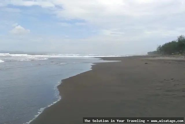 Pantai Sodong dengan deburan ombak