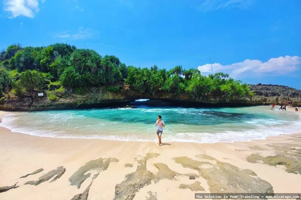 Pantai Srau Pacitan yang mempesona.