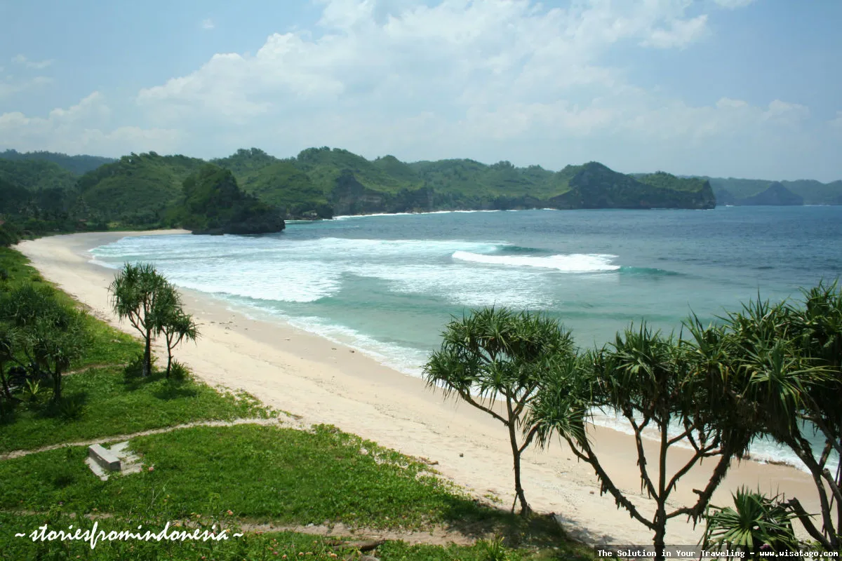 Pantai Srau Pacitan dengan pasir putih