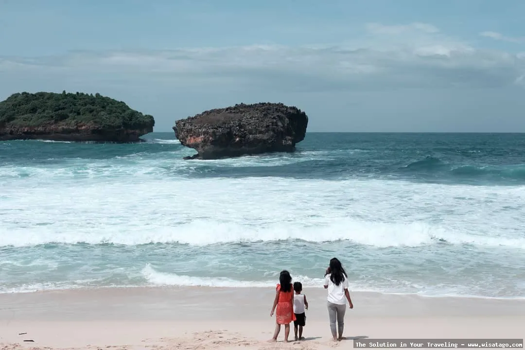 Pantai Srau Pacitan yang mempesona.