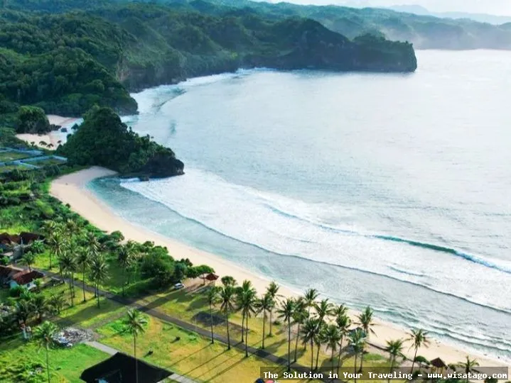 Pantai Srau Pacitan yang menawan alami