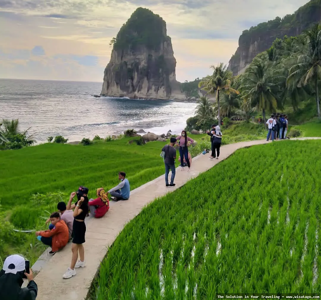 Pantai Srau Pacitan yang indah mempesona