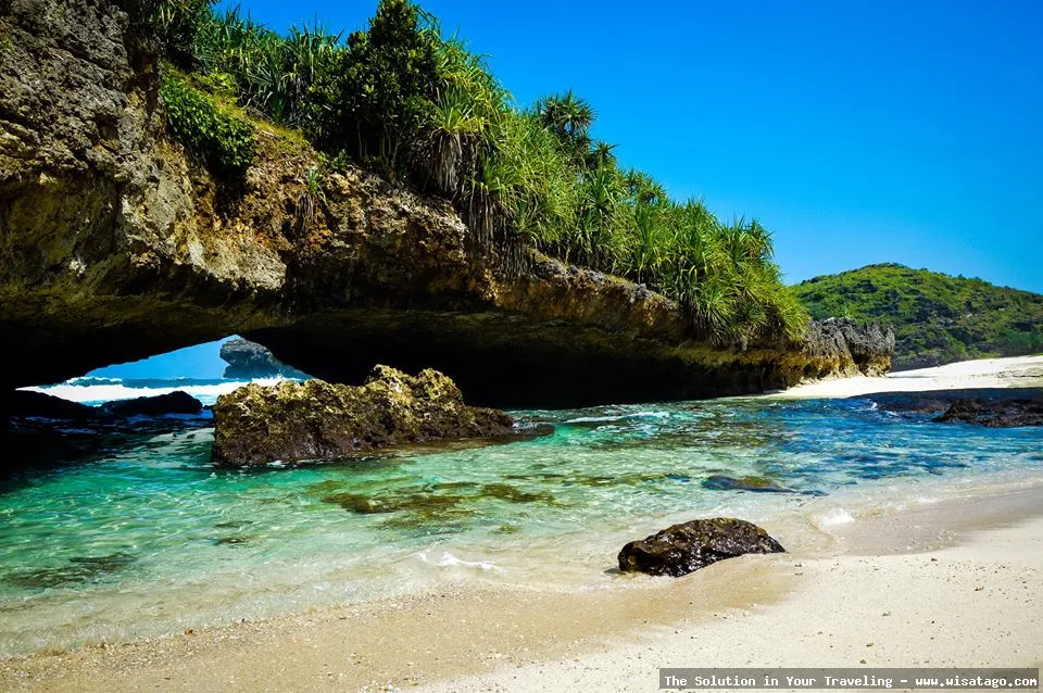 Pantai Srau Pacitan dengan pasir putih