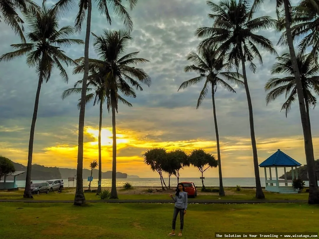 Pantai Srau Pacitan dengan pasir putih