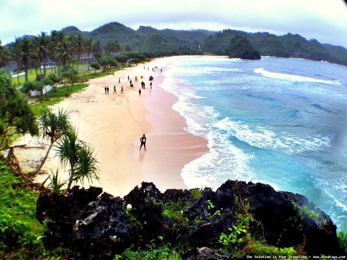 Pantai Srau Pacitan yang memesona.
