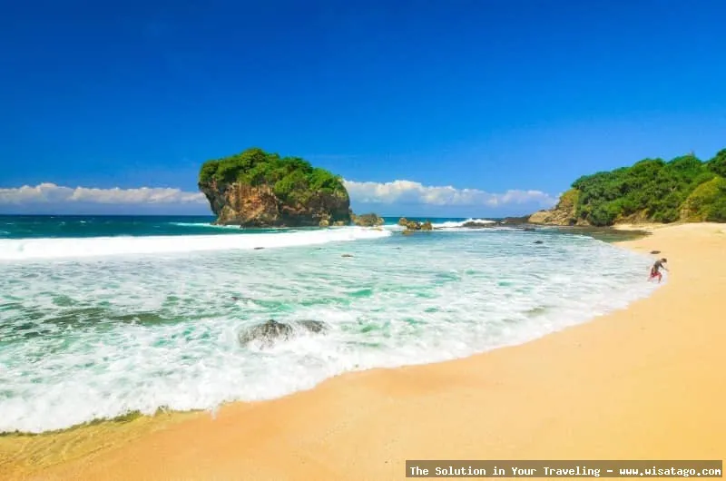 Pantai Srau Pacitan, pasir putih menawan