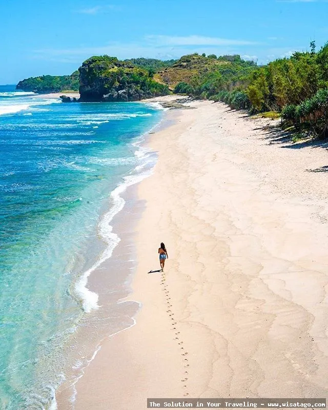 Pantai Srau Pacitan dengan pasir putih