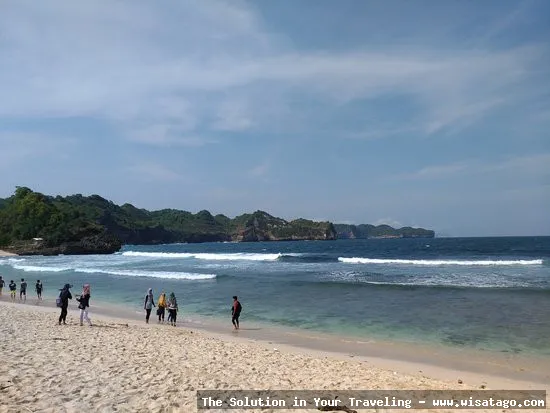 Pantai Srau Pacitan, pasir putih menawan