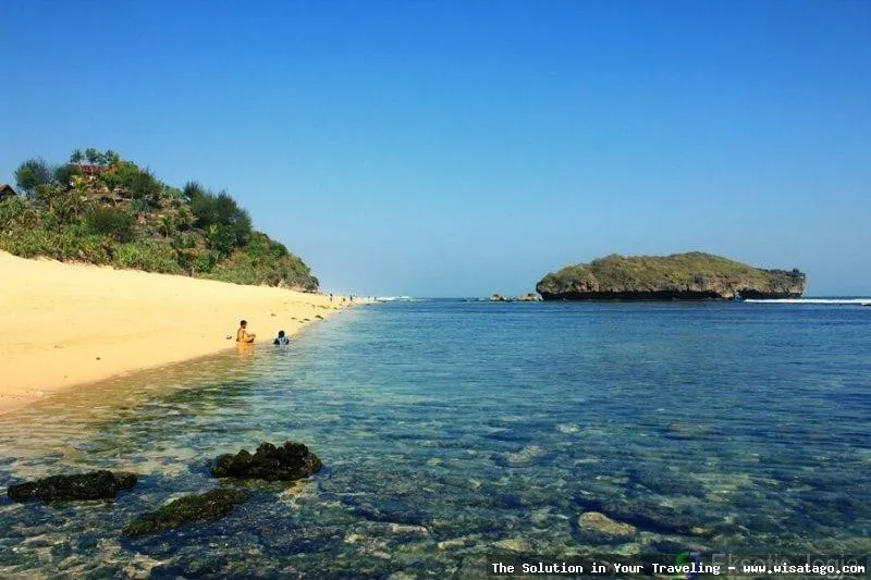 Pantai Sundak, pasir putih memukau.