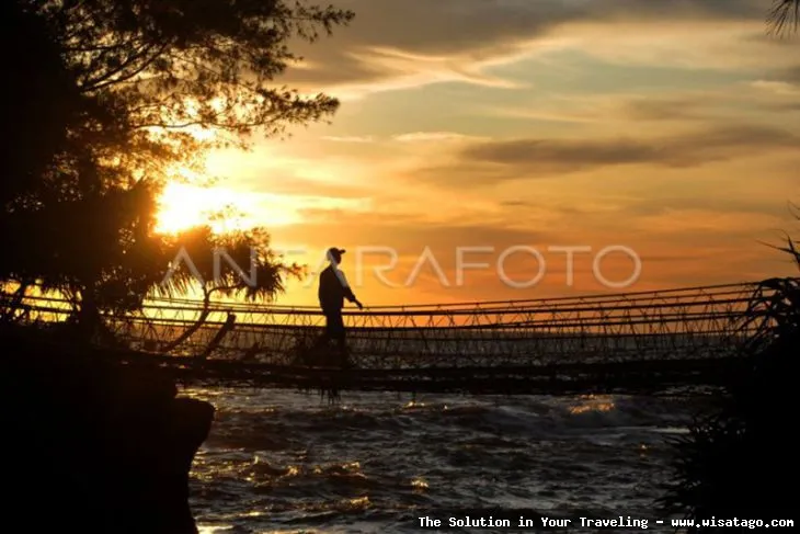 Pantai Sungai Suci yang menawan alami