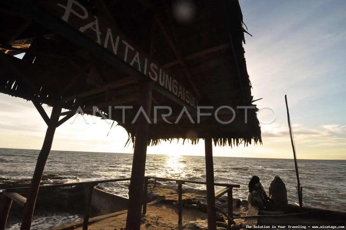 Pantai Sungai Suci yang menawan alami