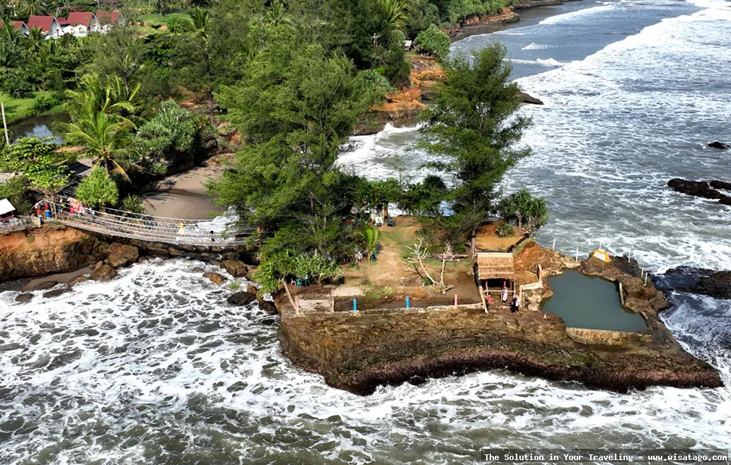 Pantai Sungai Suci yang menawan alami