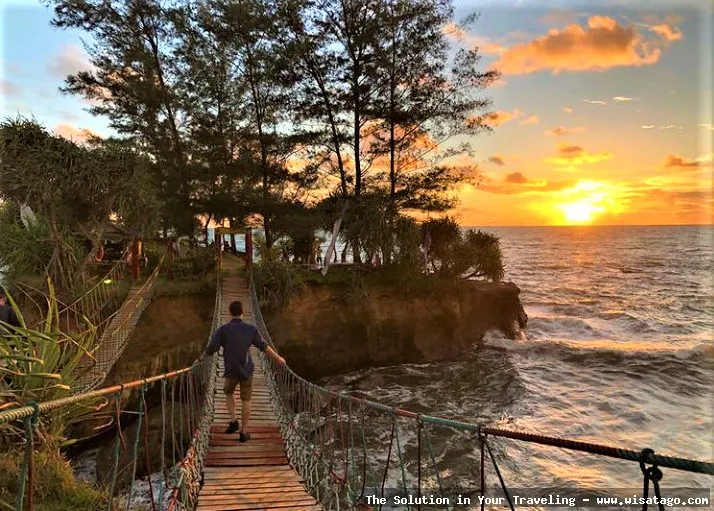 Pantai Sungai Suci yang menawan alami