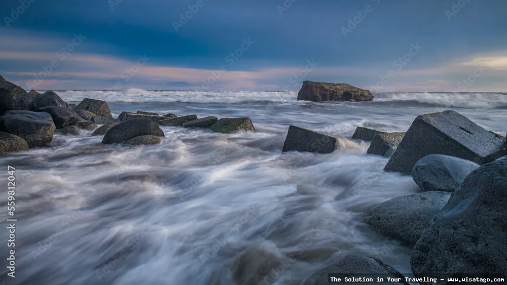 Pantai Sungai Suci yang menawan alami