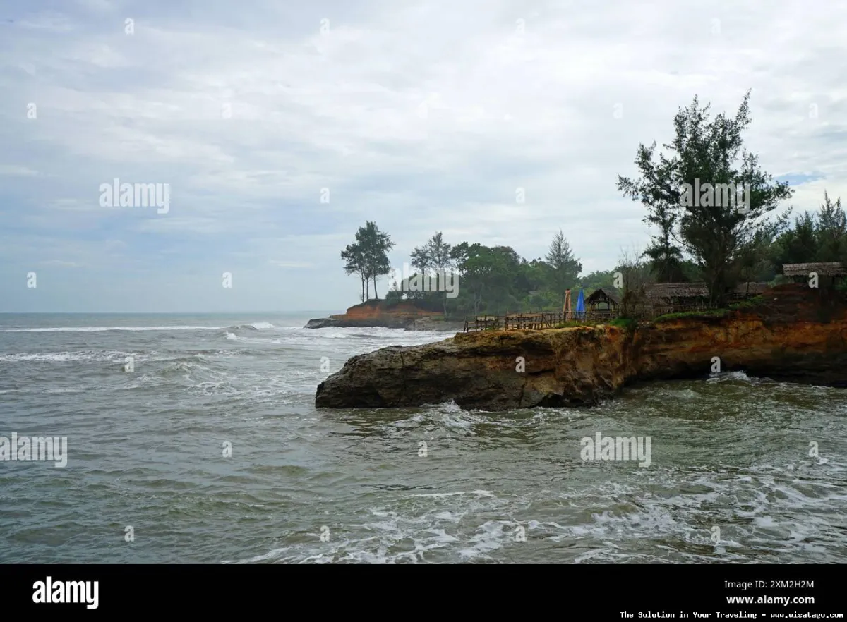 Pantai Sungai Suci yang menawan alami