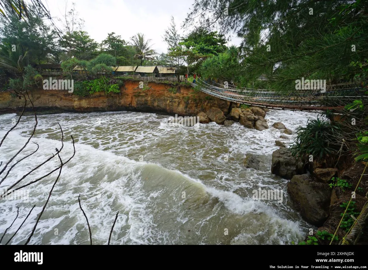 Pantai Sungai Suci yang menawan alami