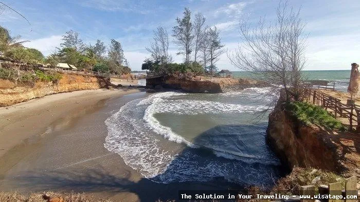 Pantai Sungai Suci yang menawan alami