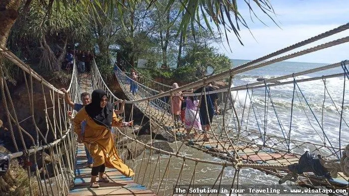 Pantai Sungai Suci yang mempesona.