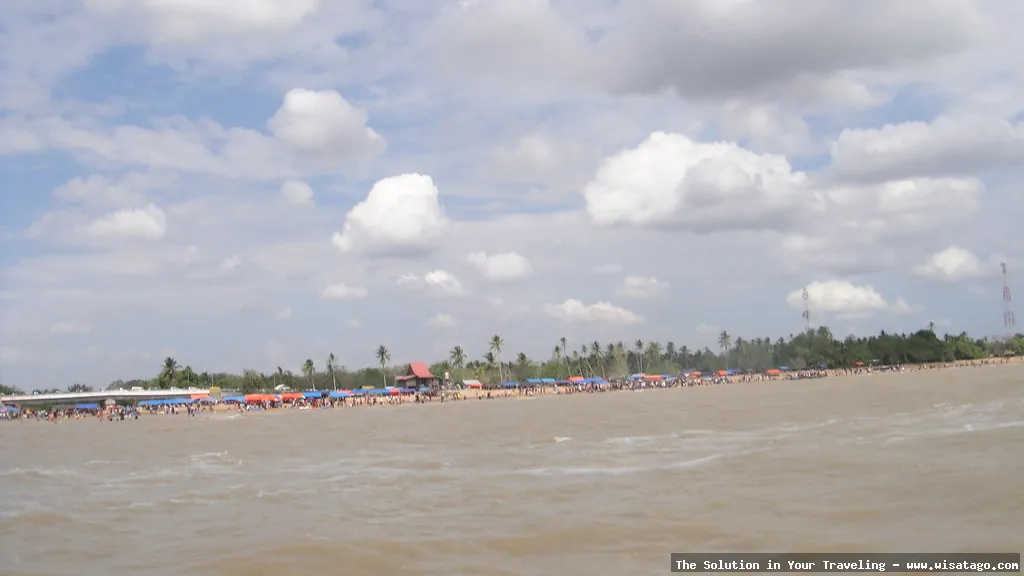 Pantai Tangkisung, pasirnya yang menawan