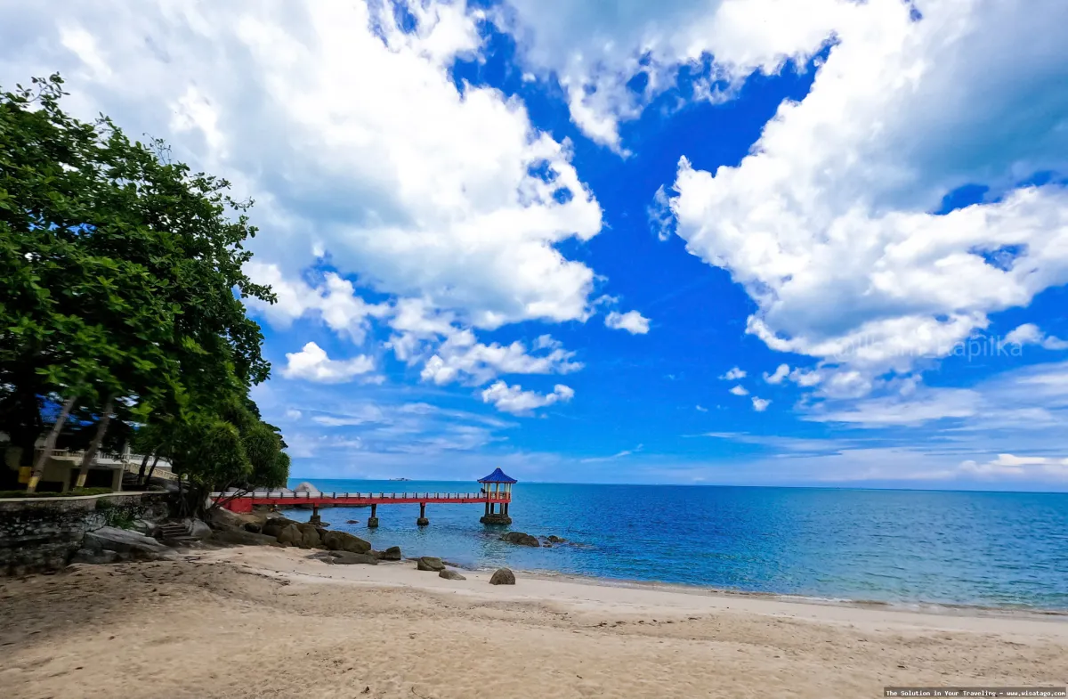 Pantai Tanjung: Keindahan alam memukau.
