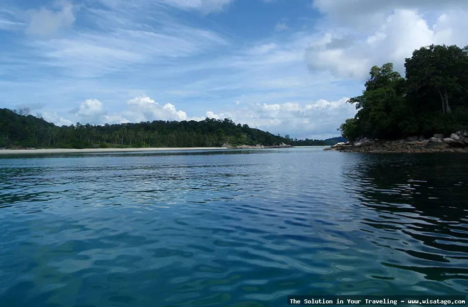Pantai Tanjung Berakit, pemandangan laut indah.