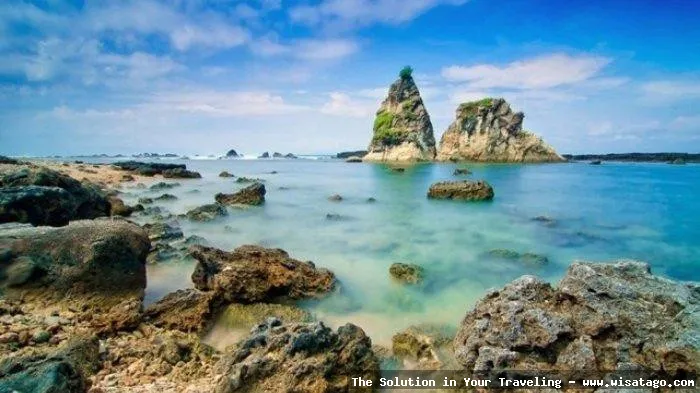 Pantai Tanjung Layar dengan formasi batuan.