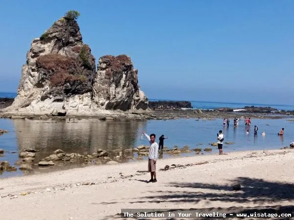 Pantai Tanjung Layar yang menawan alami
